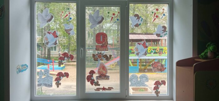 В первой младшей группе “Карамельки” Холм-Жирковского детского сада “Теремок” были проведены тематические беседы, проведена Акция «Окна Победы»